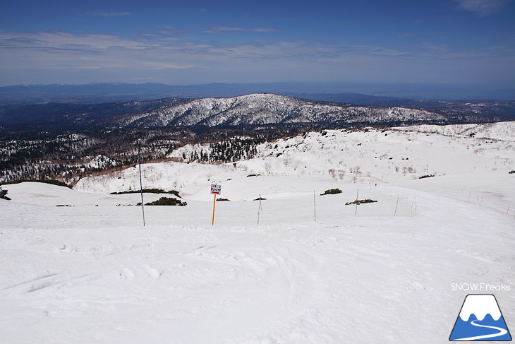 大雪山旭岳ロープウェイスキー場 残雪の北海道最高峰に今季最後のシュプールを…。